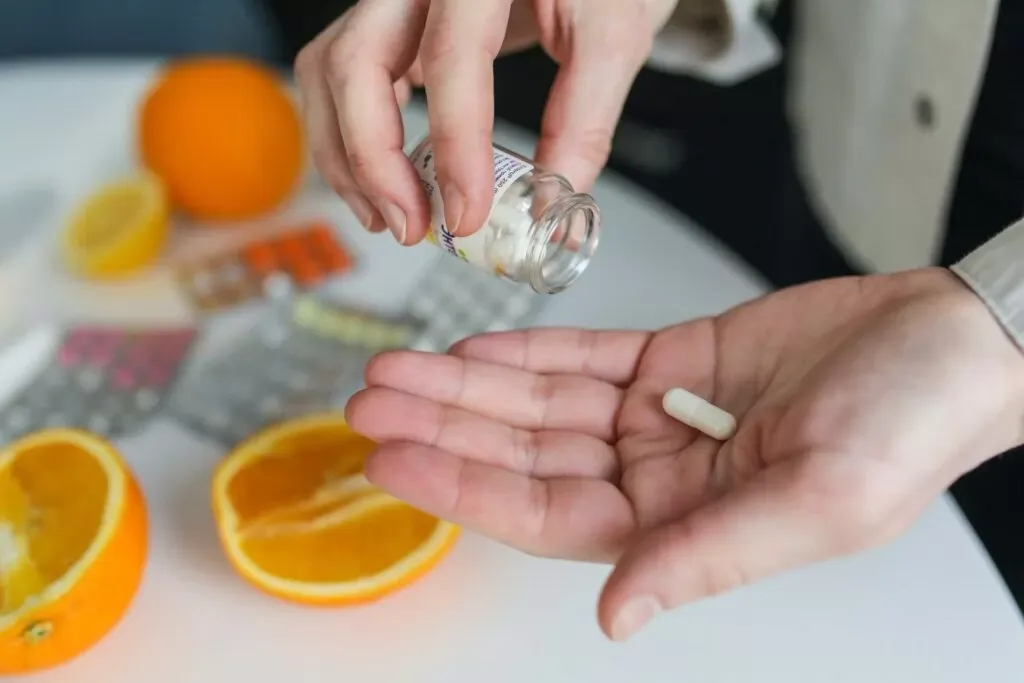 2. Diferența dintre răceală și gripă – înțelegerea corectă a diferențelor dintre gripă și răceală - Medicament în mână.